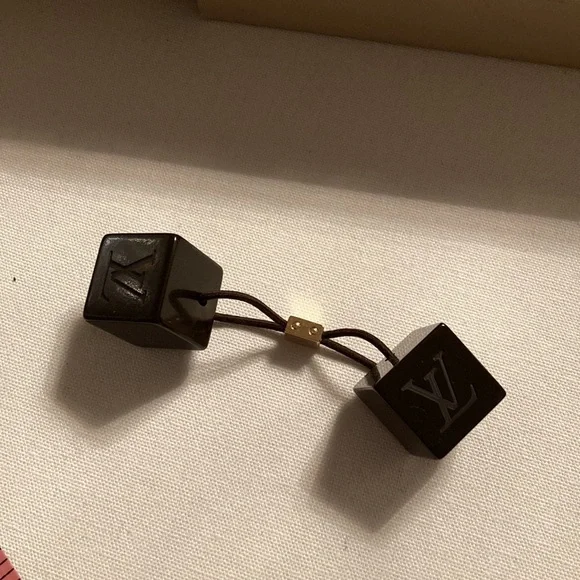 Louis Vuitton hair tie - Picture 2 of 4